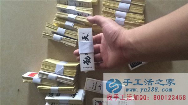 在快遞小哥搬快遞時(shí)，工作人員在整理不粘膠