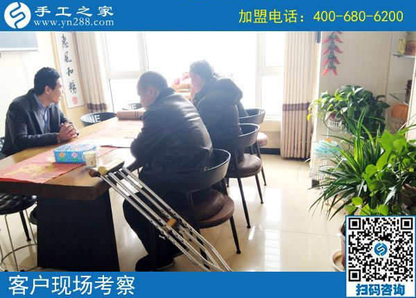 湖南一50歲殘疾老人拄著雙拐，2000多里路程來到手工之家為哪般？(圖2)