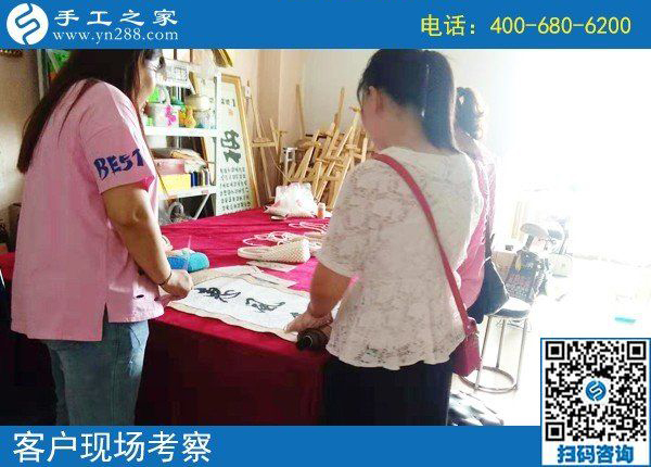 8月14日，把手工活拿回家做，這里的珠繡個(gè)人定制很受歡迎，手工之家接待考察加工客戶剪影