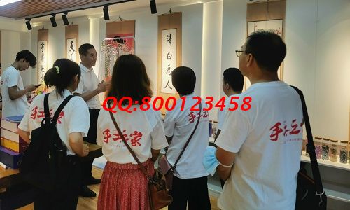 10月11日，想接正規(guī)廠家的手工活，找拿回家做的手工活，看好這兩點(diǎn)，可以放心選擇了，圖為手工之家優(yōu)秀繡娘往期培訓(xùn)會(huì)剪影