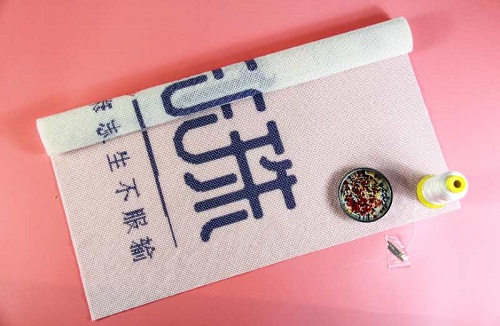 8月16日，農(nóng)村手工活加工項(xiàng)目，在家做手工，注意了這些事，做手工活掙錢(qián)就會(huì)選對(duì)手工企業(yè)，圖為手工之家的勵(lì)志珠珠繡手工產(chǎn)品細(xì)節(jié)剪影