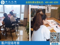 7月29日，為什么都選手工之家的珠繡串珠外放手工活？正規(guī)的手工活外發(fā)加工廠家有什么特征？手工之家接待考察加工客戶剪影